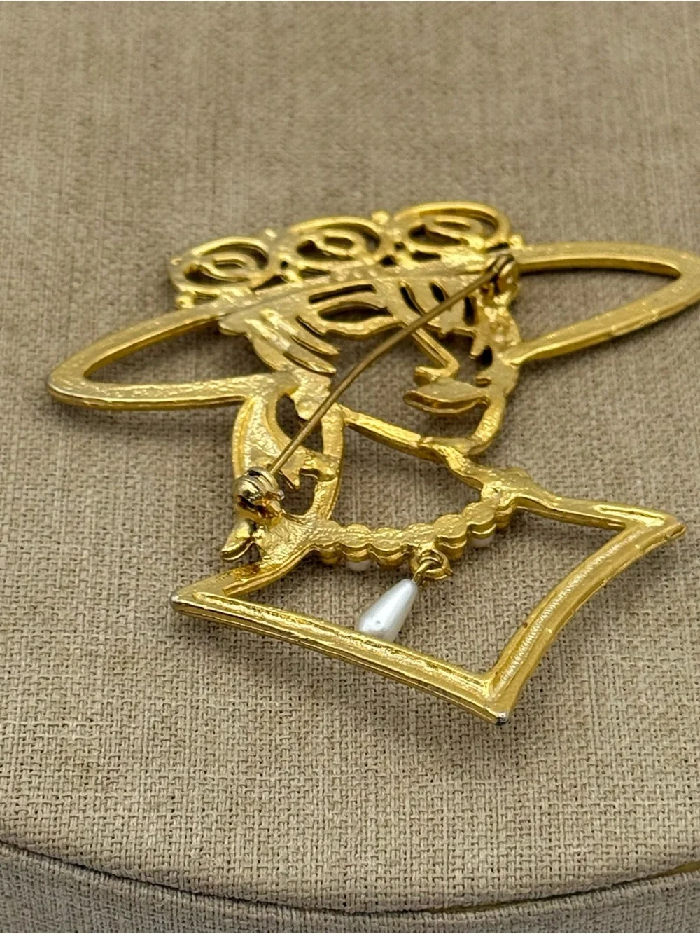 Signed JJ Jonette Vintage CutOut Lady In Hat Pearl Necklace Pin Brooch Gold Tone